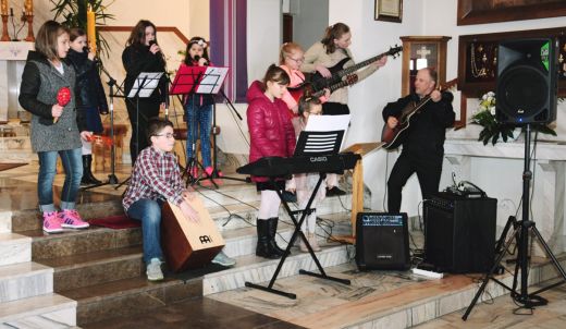 Występ zespołu muzycznego w Kościele