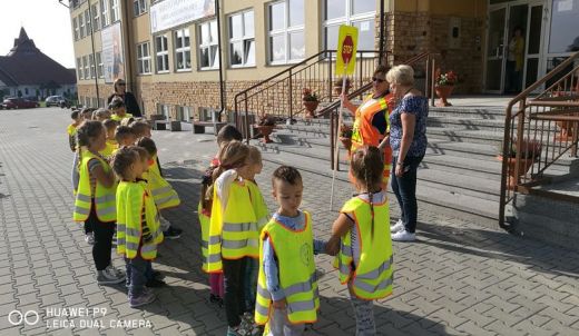 Przedszkolaki poznają zasady ruchu drogowego