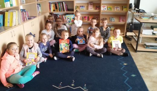 Pierwszaki po raz pierwszy w bibliotece szkolnej